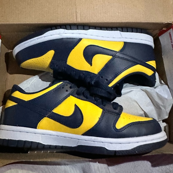 GS Michigan low dunks size 4.5Y (doesn’t come in original box)